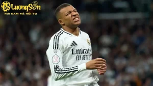 Mbappe nhận thẻ đỏ đầu tiên tại Real Madrid (Ảnh: GOAL).