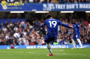 Sancho tỏa sáng với bàn thắng cho Chelsea