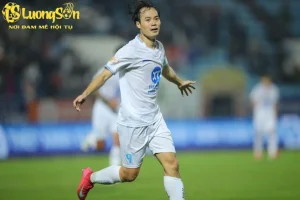 Văn Toàn lập tức thể hiện đẳng cấp với 2 bàn thắng