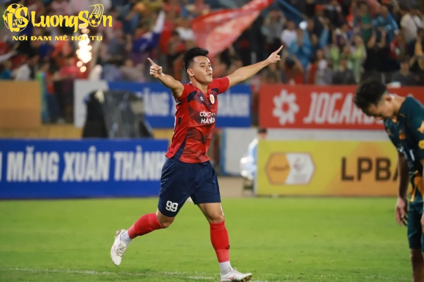 Văn Vinh ấn định chiến thắng cho CAHN