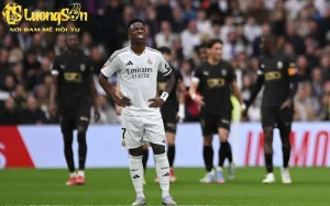 Vinicius Jr bị chính NHM Real Madrid la ó (Ảnh: Mundo).