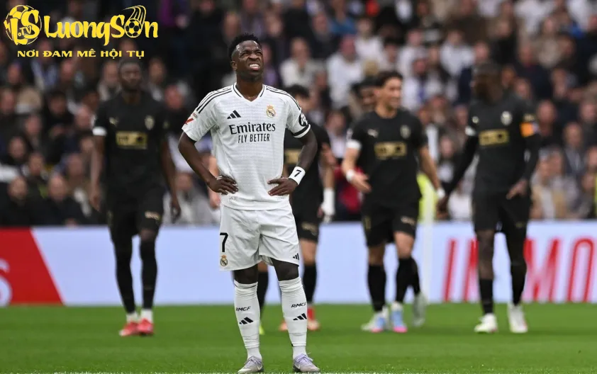 Vinicius Jr bị chính NHM Real Madrid la ó (Ảnh: Mundo).